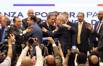 Líderes opositores se abrazan en acto para ratificar Alianza Rescate RD