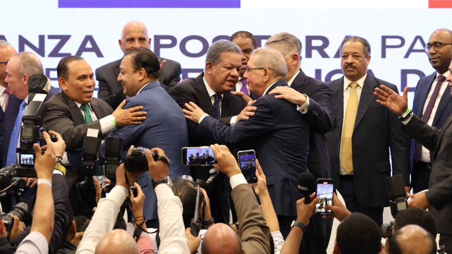 Líderes opositores se abrazan en acto para ratificar Alianza Rescate RD
