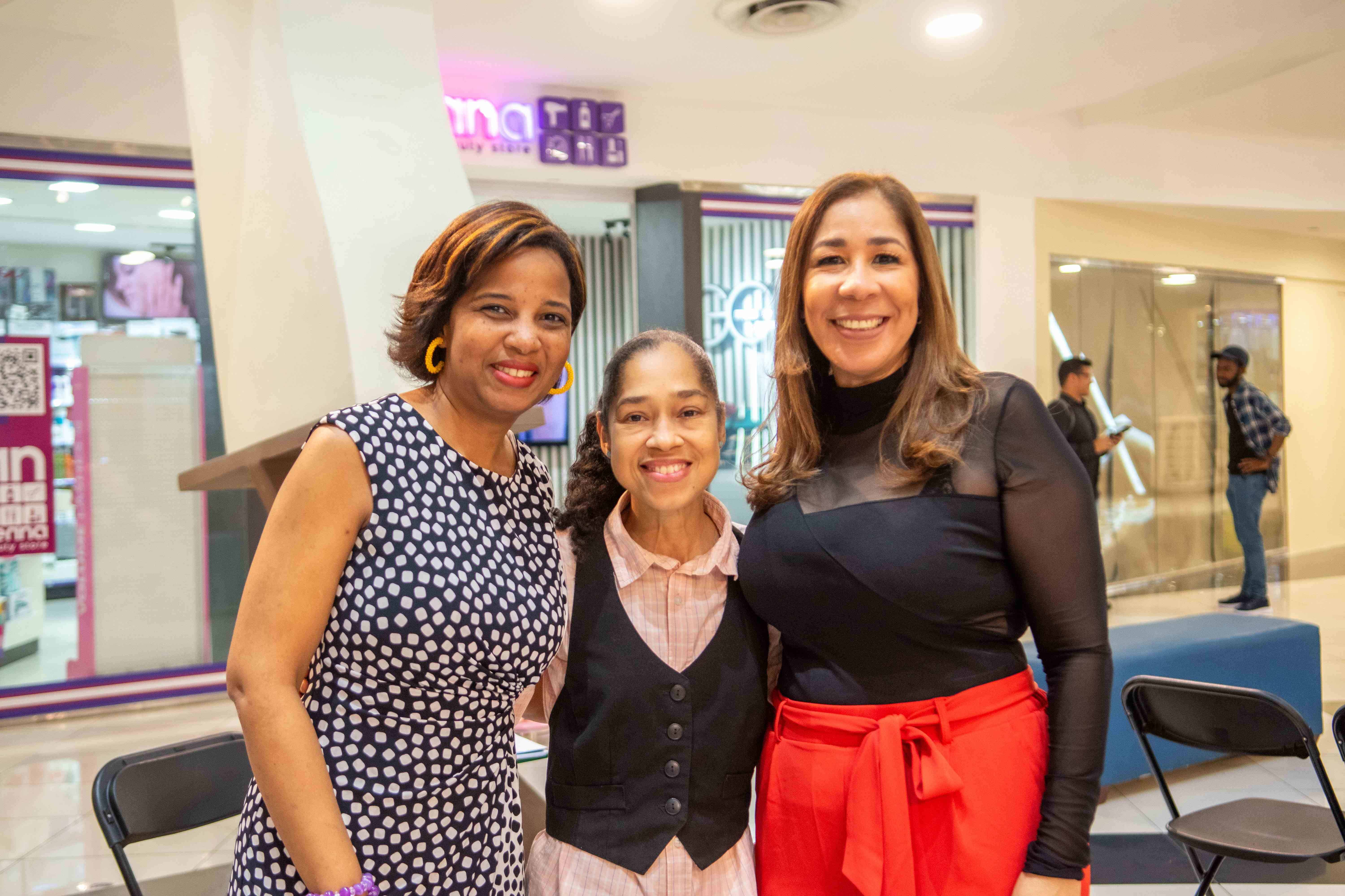 Lily Montaño Grullón, María Mercedes y Grisbel Medina.