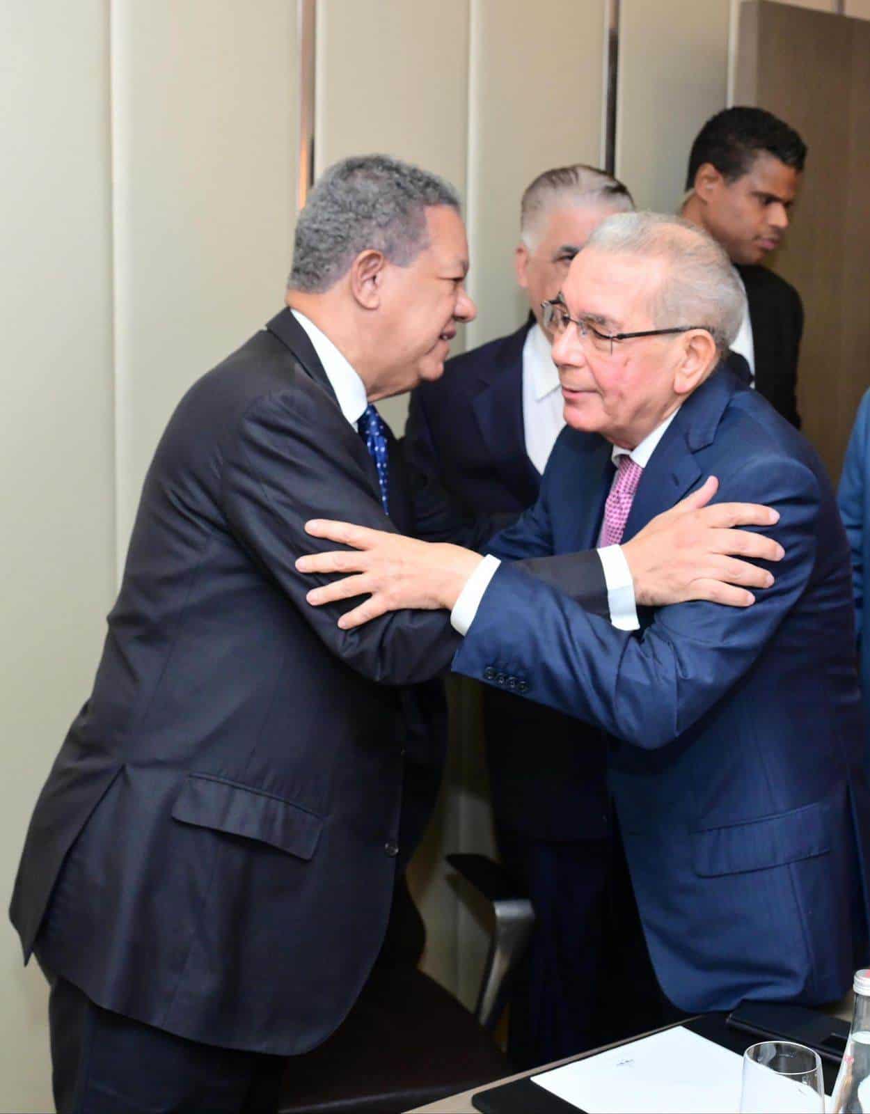 Leonel Fernández y Danilo Medina se saludan con un ligero abrazo.