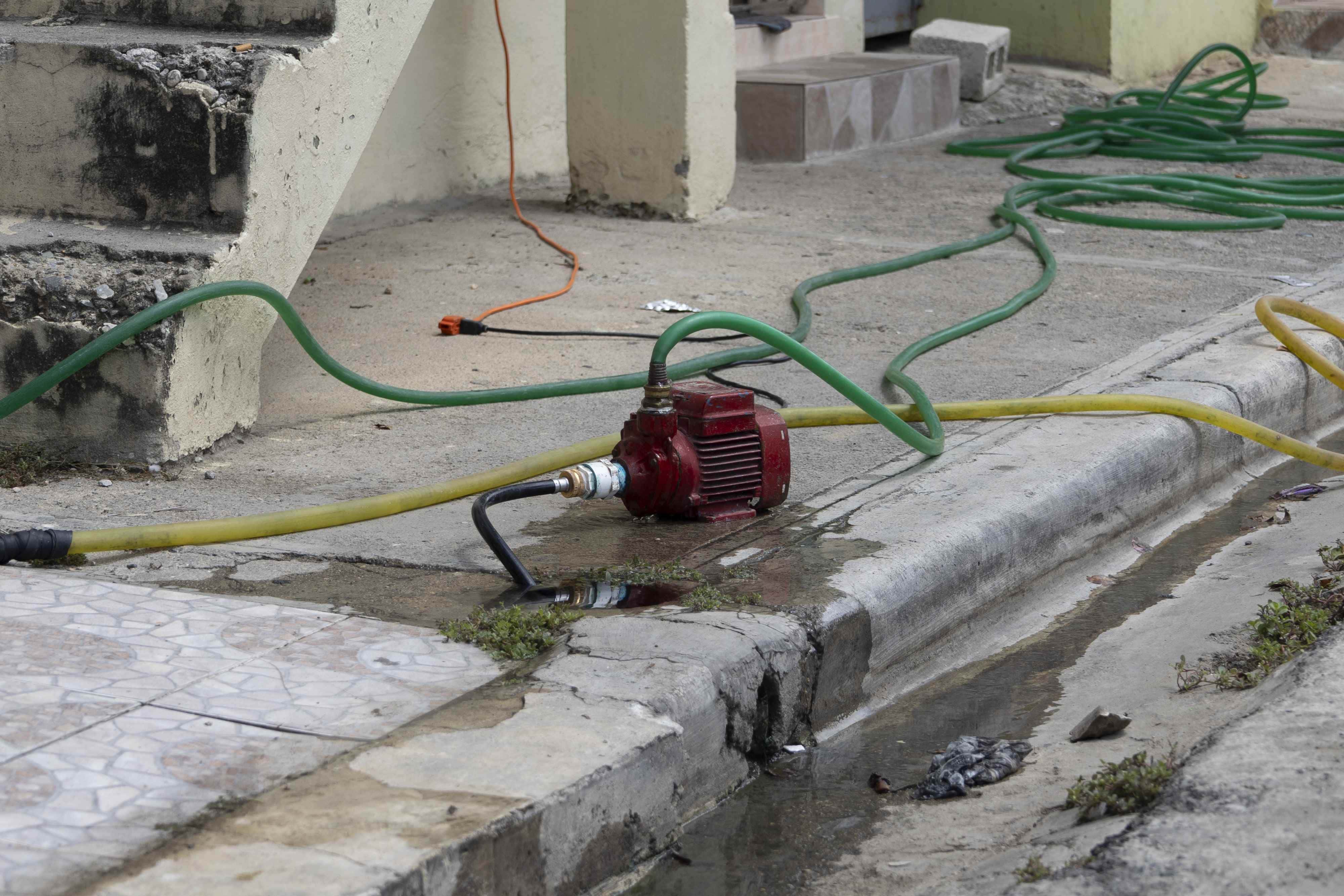 La gente utiliza bombas ladronas para succionar agua.