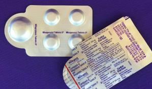 Y ahora la píldora abortiva: Cronología del ataque a los derechos reproductivos en EE.UU.