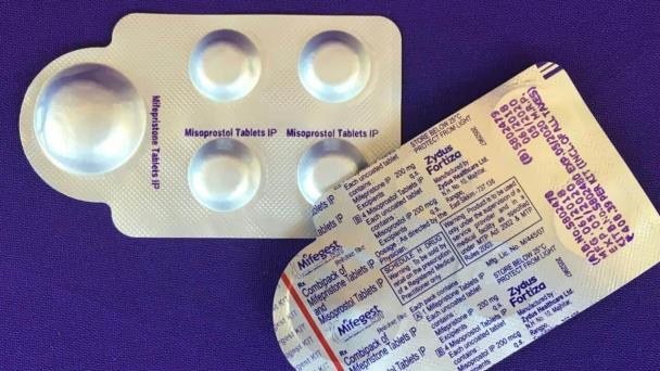 Y ahora la píldora abortiva: Cronología del ataque a los derechos reproductivos en EE.UU.