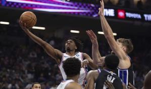 Noche histórica de Sabonis ayuda a los Kings a derrotar a 76ers 108-96