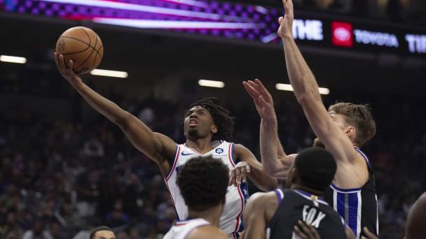 Noche histórica de Sabonis ayuda a los Kings a derrotar a 76ers 108-96