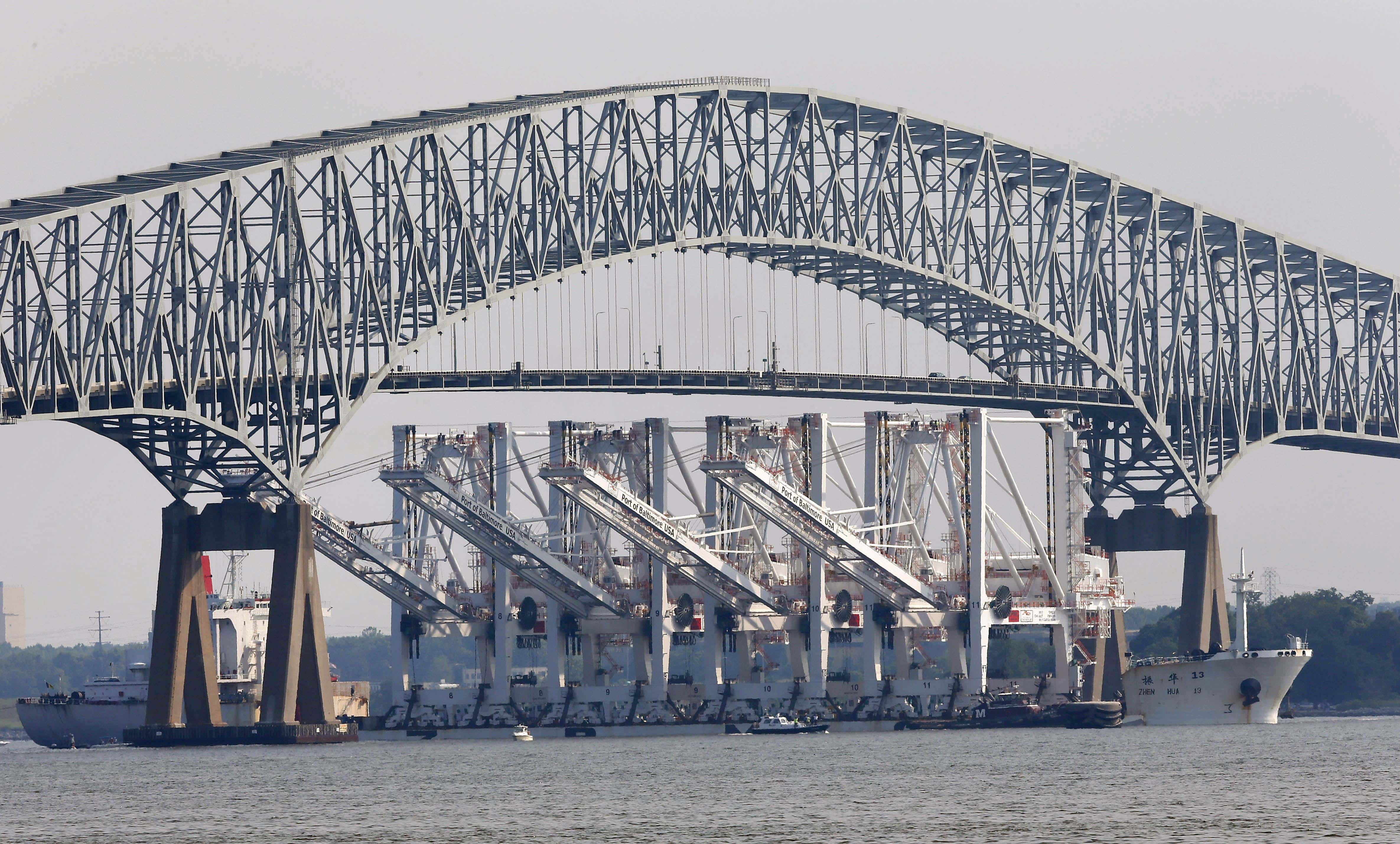 En esta imagen de archivo, el carguero Zhen Hua 13, con cuatro grandes grúas a bordo para el puerto de Baltimore, pasa por debajo del puente Francis Scott Key en Baltimore, el 20 de junio de 2012.