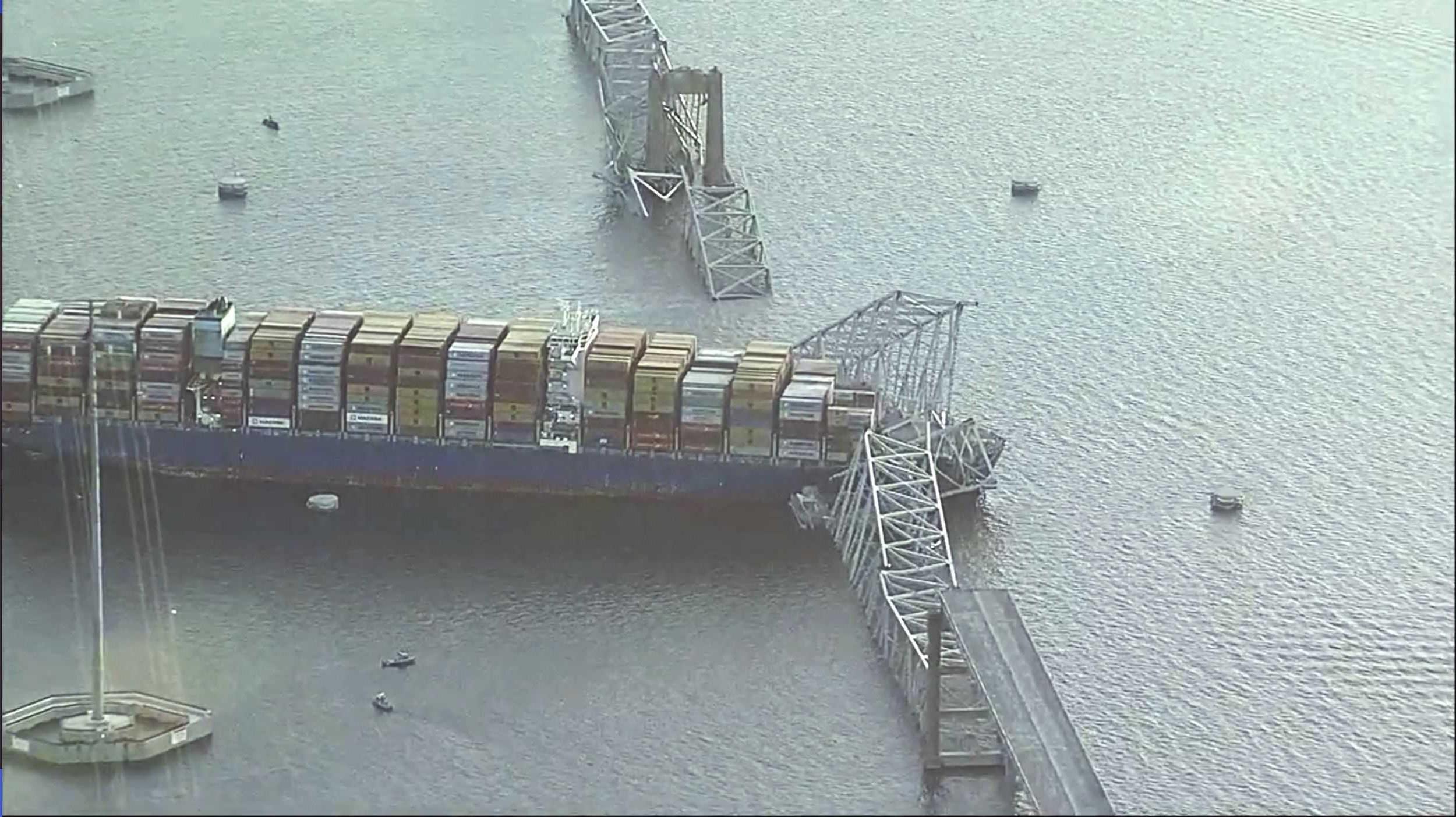El principal puente de Baltimore se rompió y colapsó después de que un buque portacontenedores chocara contra él la madrugada del martes y varios vehículos cayeran al río. Los rescatistas buscaban a varias personas en el agua.