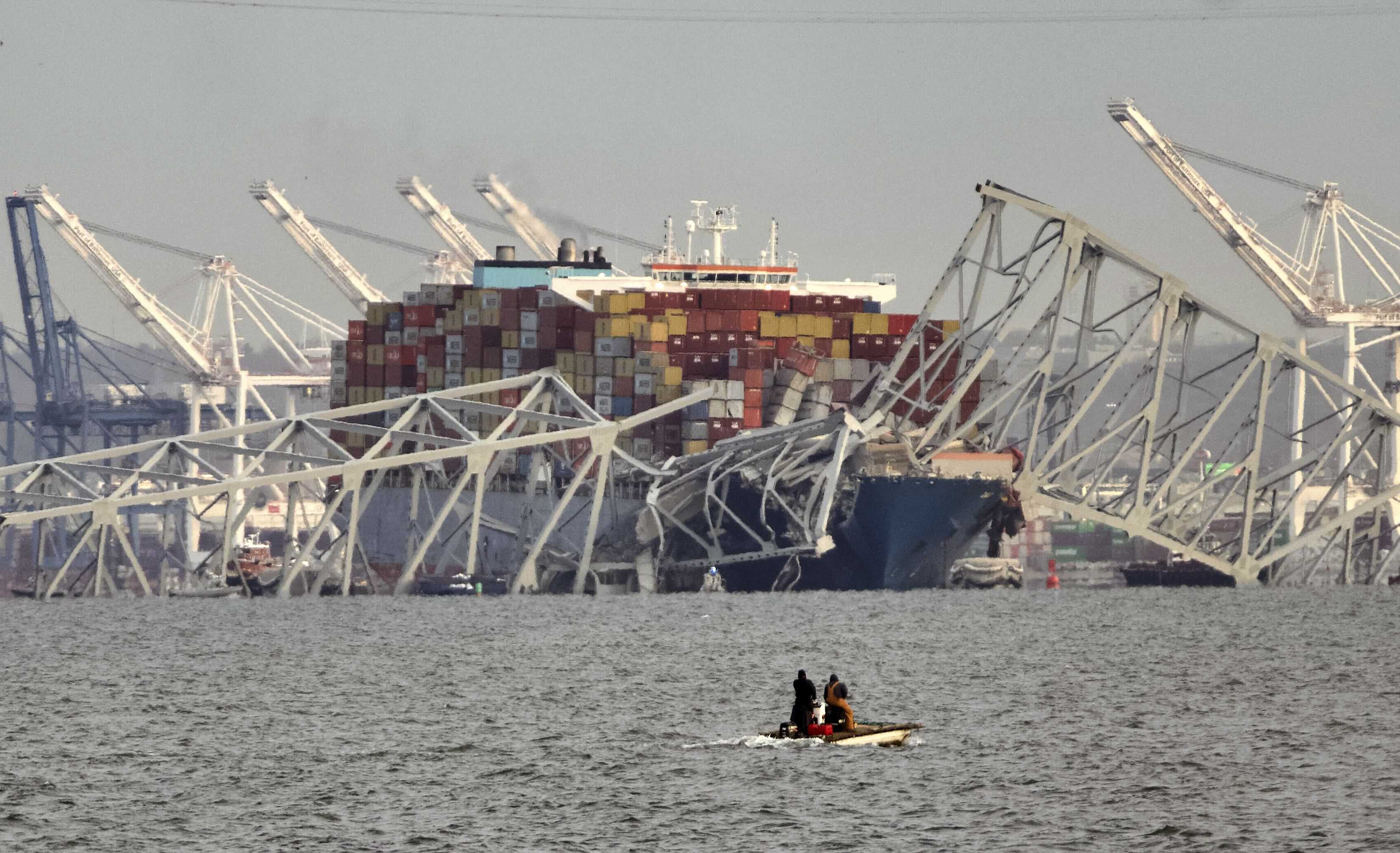 En fotos: Carguero lleno de contenedores derrumba puente más largo de Baltimore