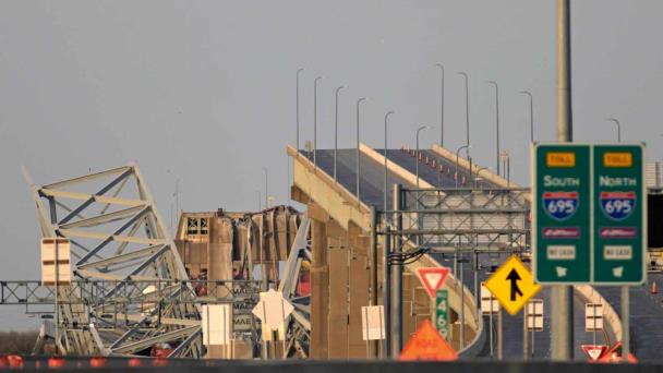 Sacan camión que cayó al agua luego del colapso del puente en Baltimore