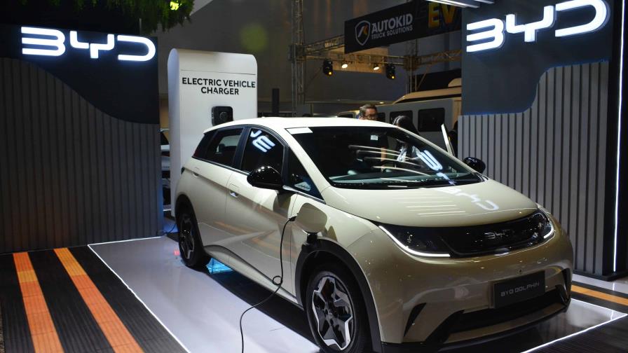 Fabricante chino de autos eléctricos BYD registra beneficio récord en 2023