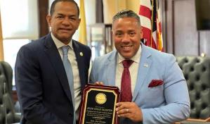 Julio César Valentín es honrado hijo adoptivo de la ciudad de Paterson en Estados Unidos