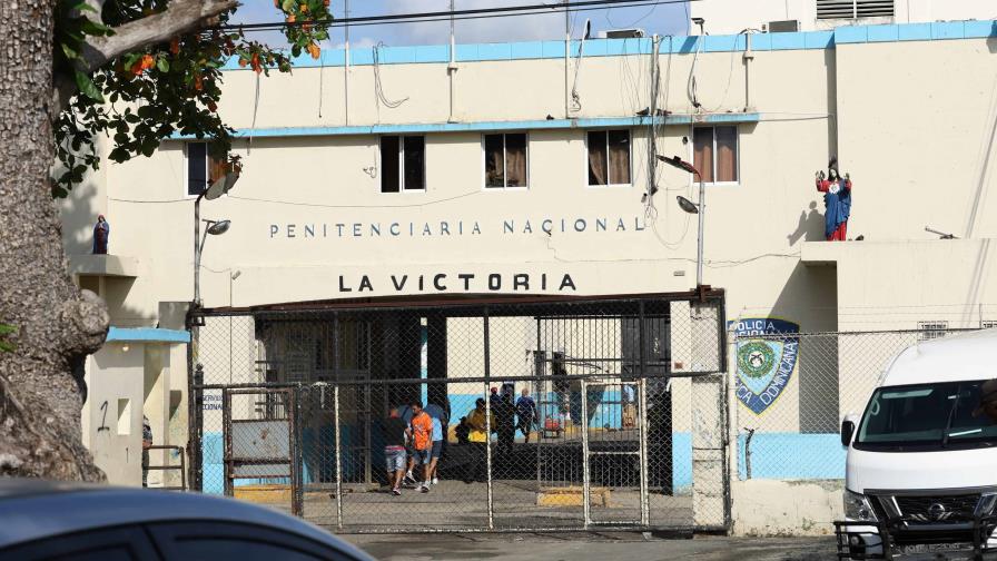 Trabajan en la remoción de escombros en la cárcel de La Victoria tras incendio
