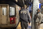 Muere una persona al ser empujada hacia las vías en metro de Nueva York Muere una persona al ser empujada hacia las vías en metro de Nueva York