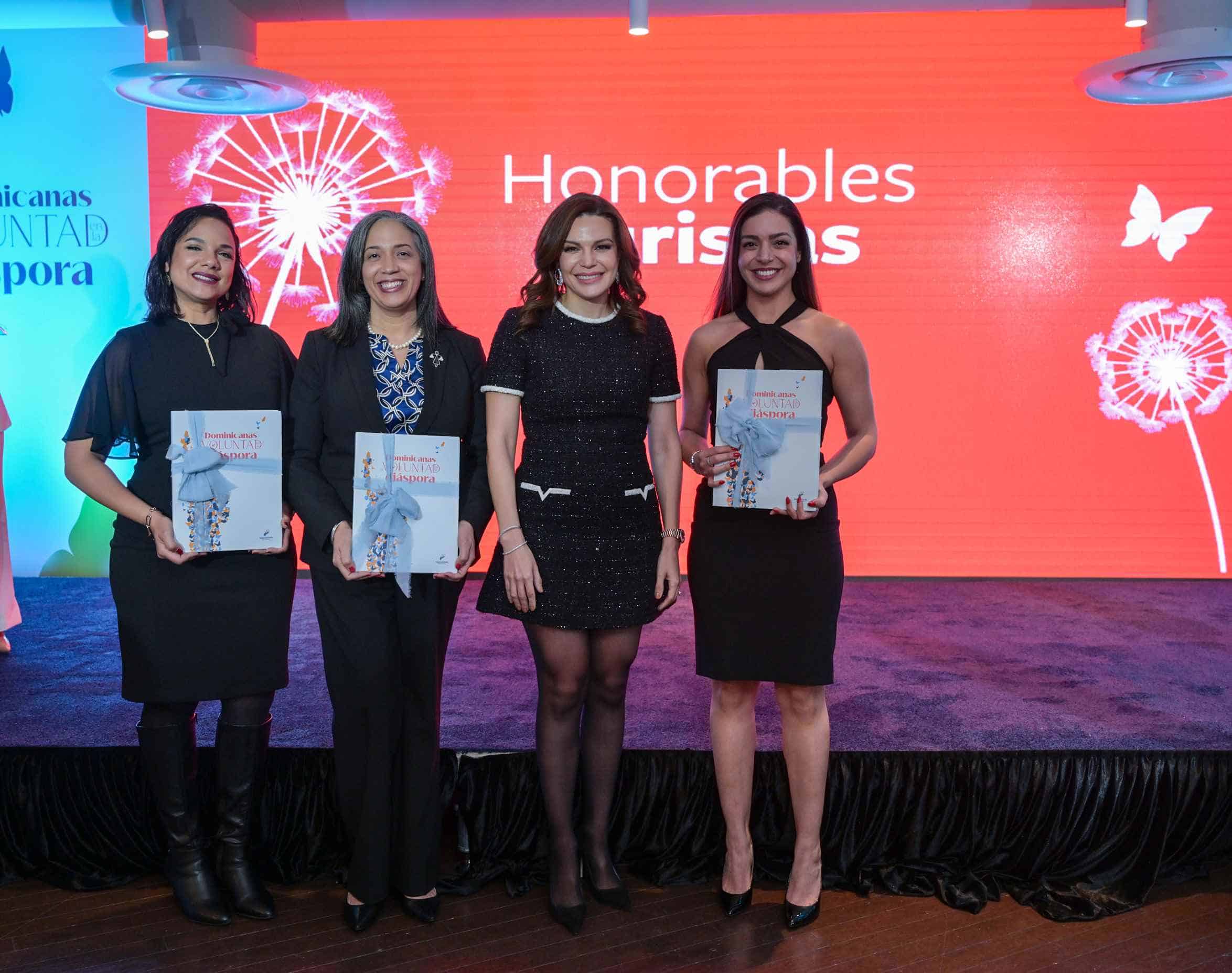 Noelia García de Pereyra, presidenta del Voluntariado Banreservas, reconoce a laureadas juristas dominicanas residentes en Estados Unidos.