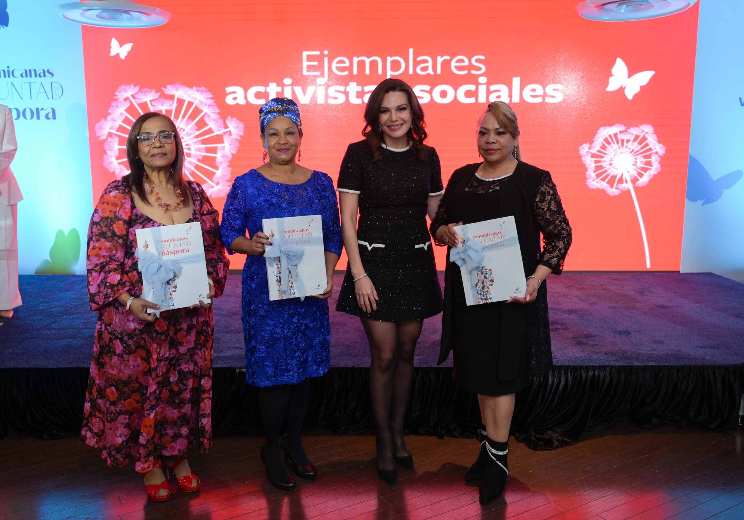 Noelia García de Pereyra, presidenta del Voluntariado Banreservas, reconoce a honorables activistas sociales dominicanas, residentes en Estados Unidos.