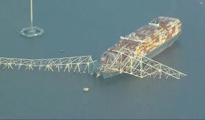 Carguero golpea puente en Baltimore y causa su derrumbe; se cree que hay varias personas en el agua