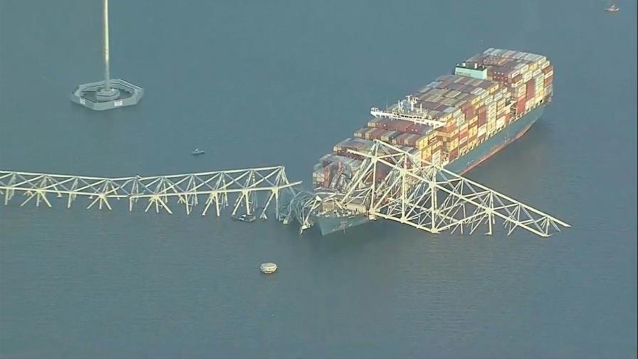 Carguero golpea puente en Baltimore y causa su derrumbe; se cree que hay varias personas en el agua