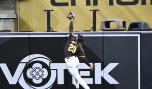 Fernando Tatis Jr. comienza a lucir su guante de platino con los Padres