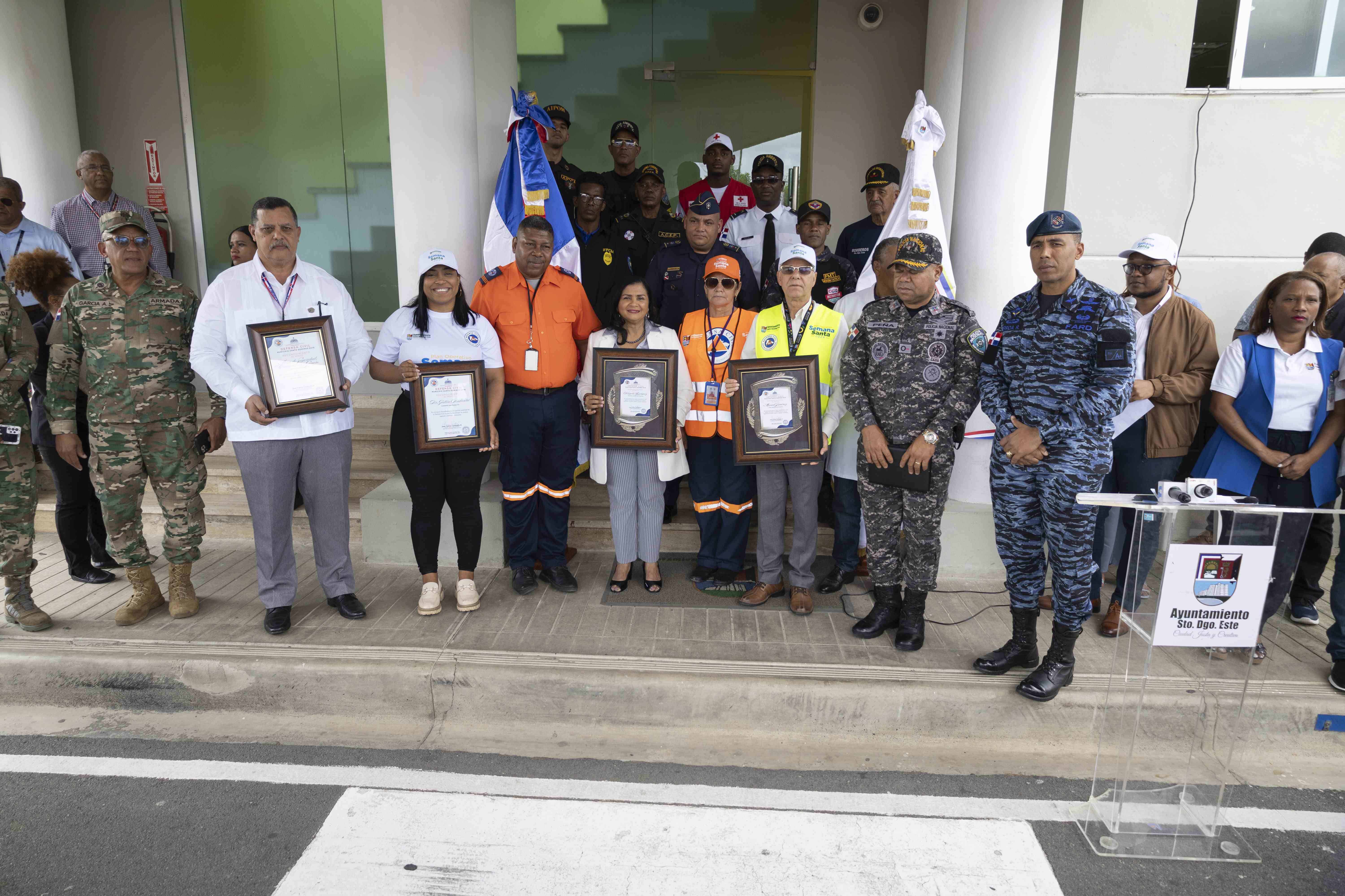 Hubo reconocimiento a algunos funcinarios de l Alcaldía, incluyendo al alcalde Manuel Jiménez  