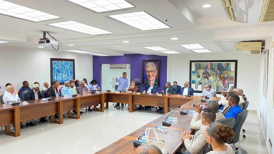 Danilo Medina se reúne con la dirección del PLD en Elías Piña