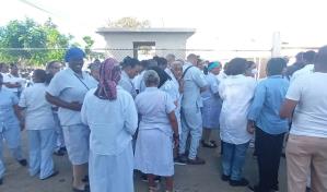 Iglesia católica entrega donaciones a reclusos afectados por el incendio en La Victoria