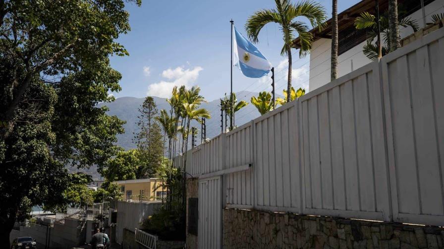 Opositores venezolanos en Embajada argentina de Caracas denuncian el asedio de Maduro