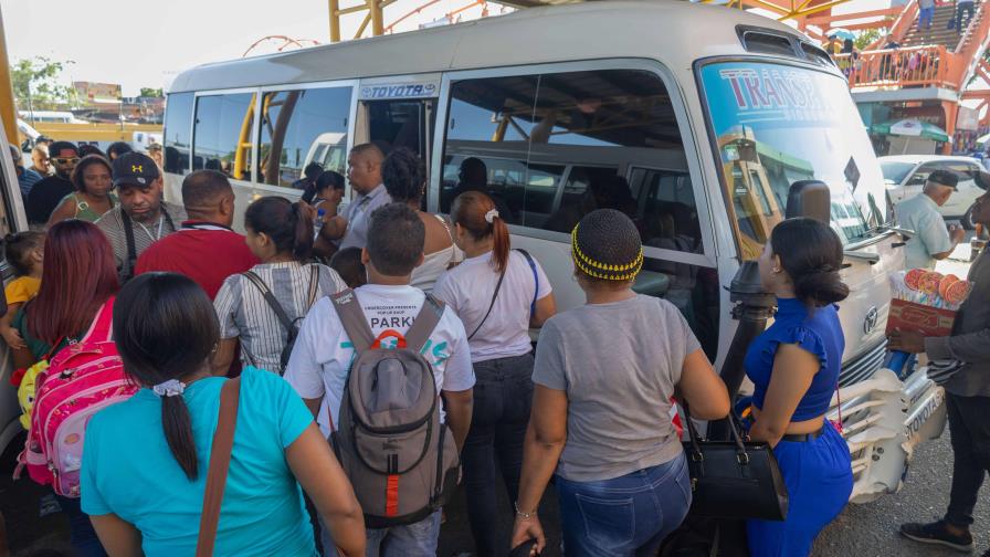 Gran flujo de pasajeros en terminales de autobuses en Santo Domingo por Semana Santa