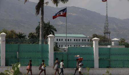 EE. UU. reafirma su compromiso con Hait&iacute; en medio de la crisis al conmemorarse su independencia