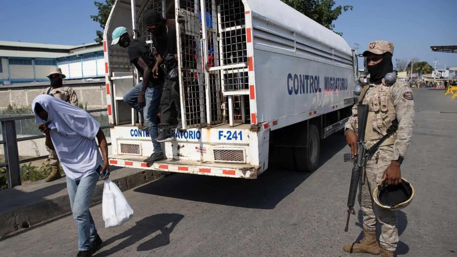 Las evacuaciones de extranjeros desde Haití continúan, pero también las repatriaciones
