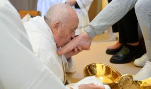 El papa lava los pies a 12 mujeres en una prisión de Roma