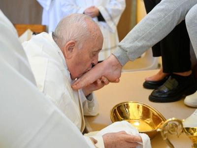 Jueves Santo: Papa Francisco realiza lavado de pies a mujeres