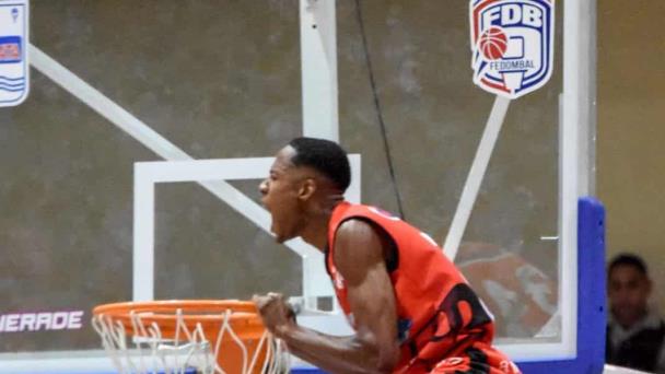 Sharks logran victoria ante Correcaminos en el basket de Puerto Plata