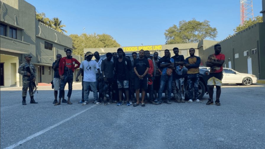 Apresan hombre en San Juan transportando a 19 haitianos ilegales en una yipeta