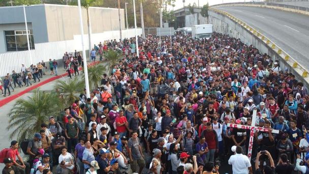 Migrantes clavarán una cruz en la frontera de México con Texas durante un viacrucis
