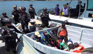 Marina salvadoreña decomisa tonelada y media de cocaína y detiene a 9 extranjeros