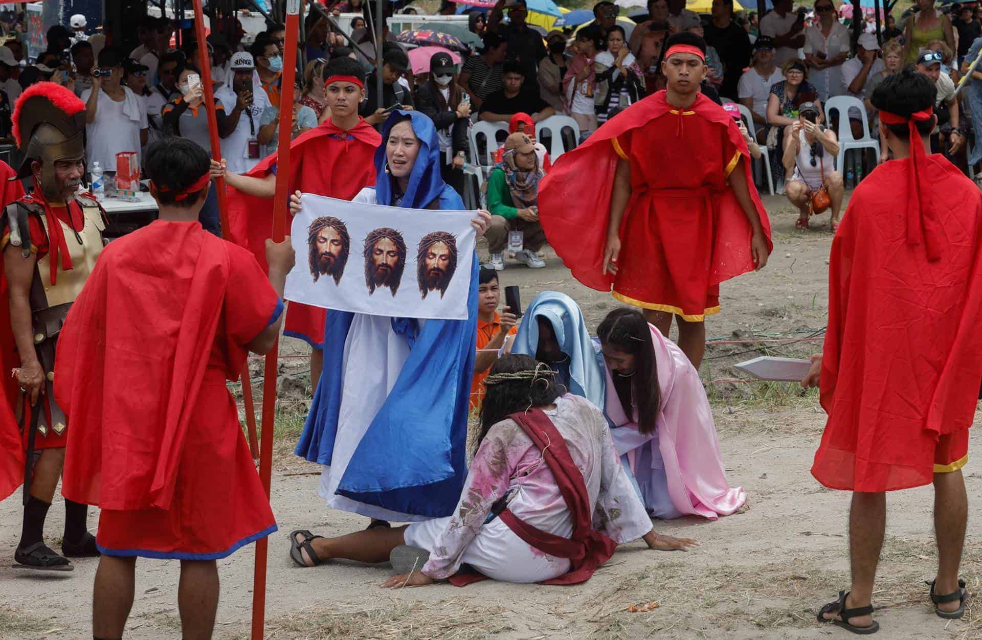  El filipino Rubén Enaje (abajo, C), que interpreta a Jesucristo, y otros actores recrean escenas de la crucifixión y muerte de Jesucristo con motivo del Viernes Santo en San Fernando Ciudad, provincia de Pampanga, Filipinas, 29 de marzo de 2024. 