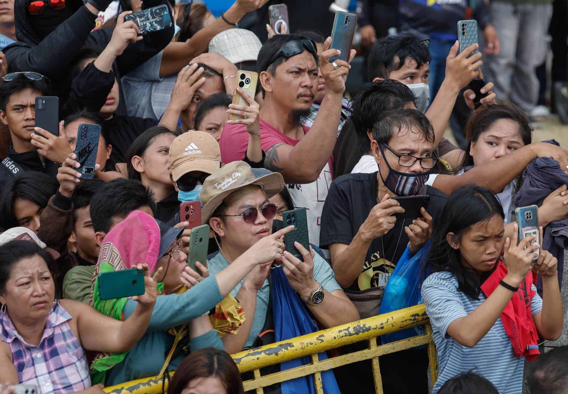 Los espectadores ven una recreación de la crucifixión y muerte de Jesucristo para conmemorar el Viernes Santo en la ciudad de San Fernando, provincia de Pampanga, Filipinas, 29 de marzo de 2024. 