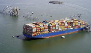 Activistas controlan posible impacto ambiental de retirada de restos de puente caído de Baltimore