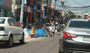 Paseos en bicicleta, piscinas en las aceras y negocios cerrados en este Viernes Santo