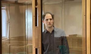 Biden dice que trabaja a diario para liberación de reportero de EEUU preso en Rusia