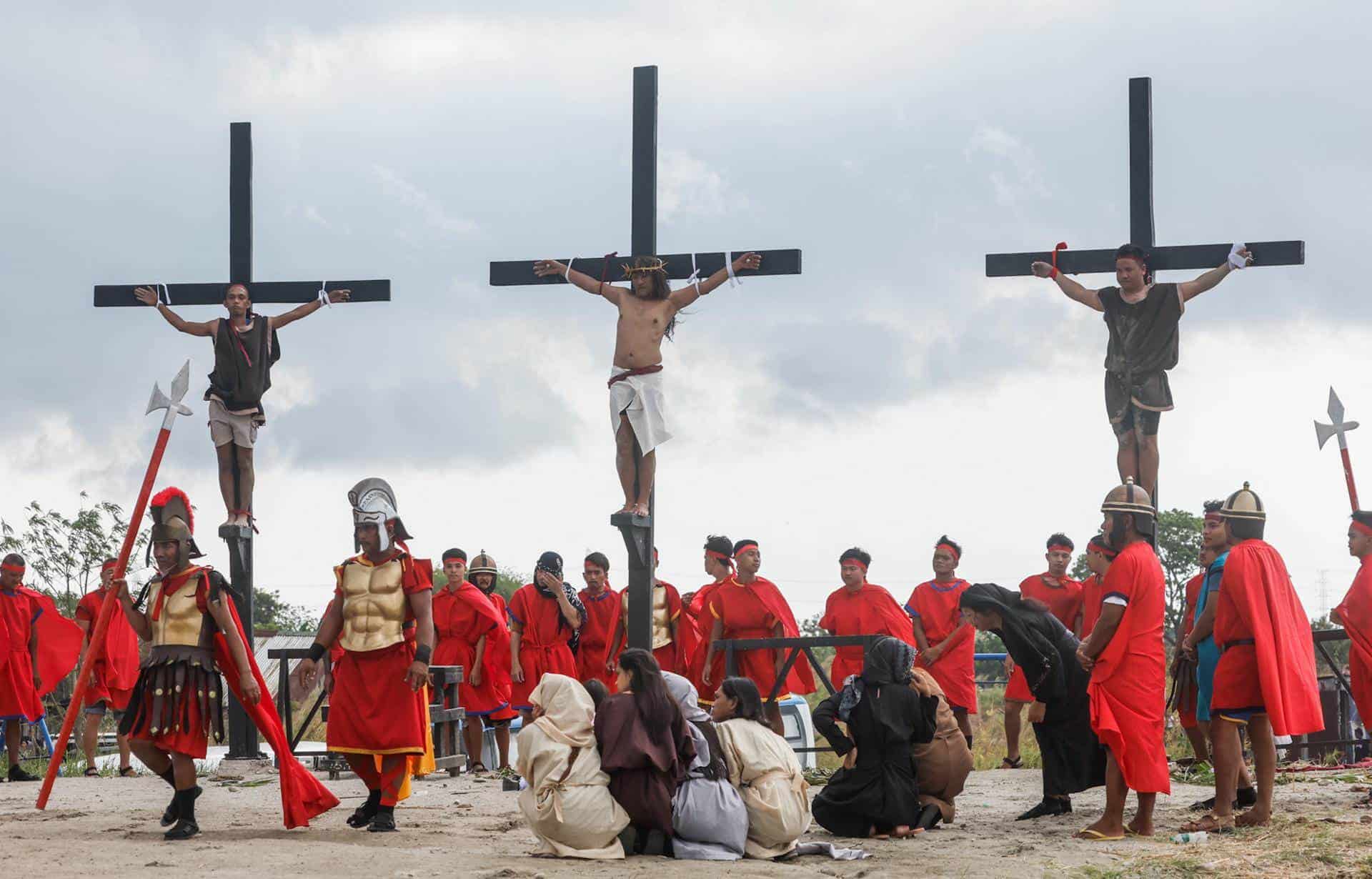 El filipino Rubén Enaje (C), que representa a Jesucristo, es clavado en una cruz de madera durante una recreación de la crucifixión de Jesucristo con motivo del Viernes Santo en San Fernando Ciudad, provincia de Pampanga, Filipinas, 29 de marzo de 2024.