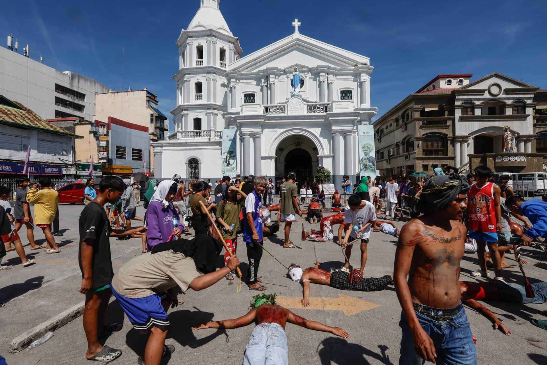 Penitentes católicos son azotados por compañeros fuera de la Catedral de San Fernando para conmemorar el Jueves Santo en la ciudad de San Fernando, provincia de Pampanga, Filipinas, 28 de marzo de 2024. 