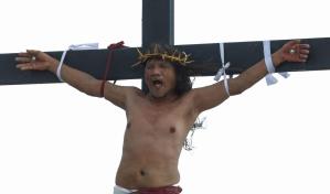 Los crucificados de Filipinas recrean con dolor y sangre la pasión de Cristo