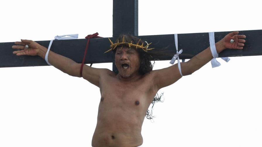 Los crucificados de Filipinas recrean con dolor y sangre la pasión de Cristo