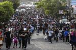 Migrantes piden fin a su sufrimiento con un viacrucis en la frontera de México con EE.UU.
