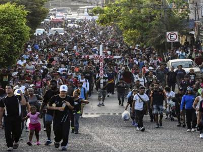 Migrantes piden fin a su sufrimiento con un viacrucis en México