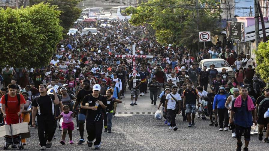 Migrantes piden fin a su sufrimiento con un viacrucis en la frontera de México con EE.UU.
