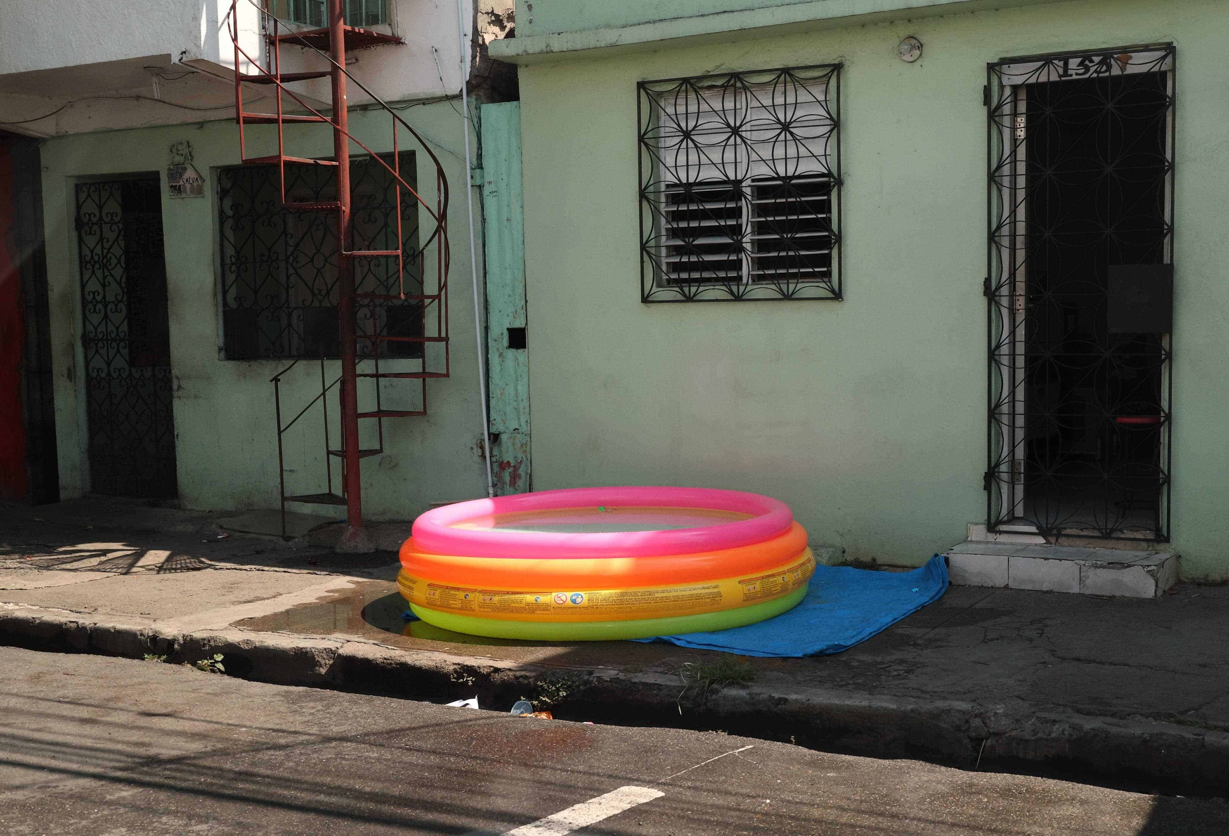 Piscina inflable en el barrio 24 de Abril.