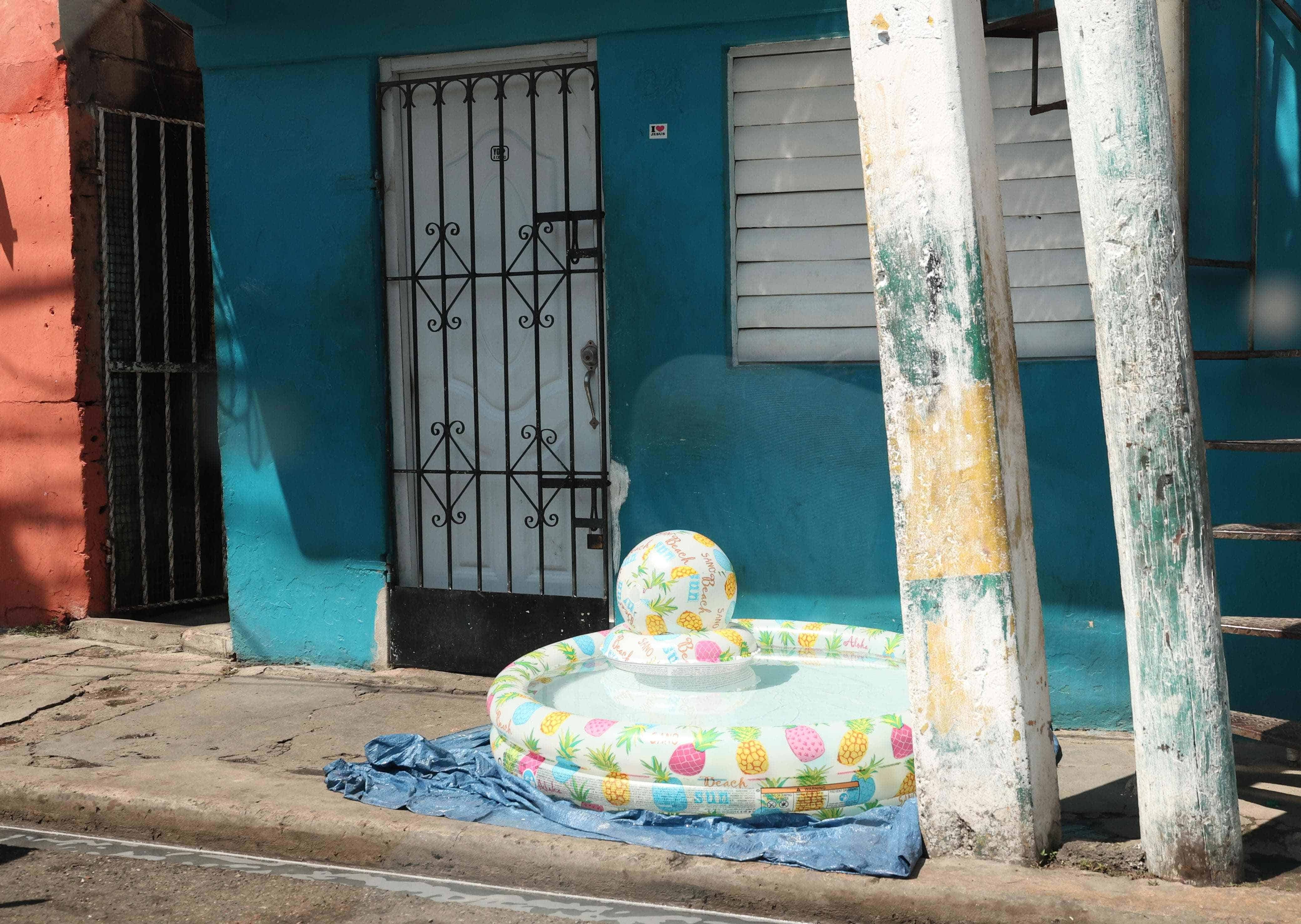 Otra piscina en una acera del 24 de Abril.