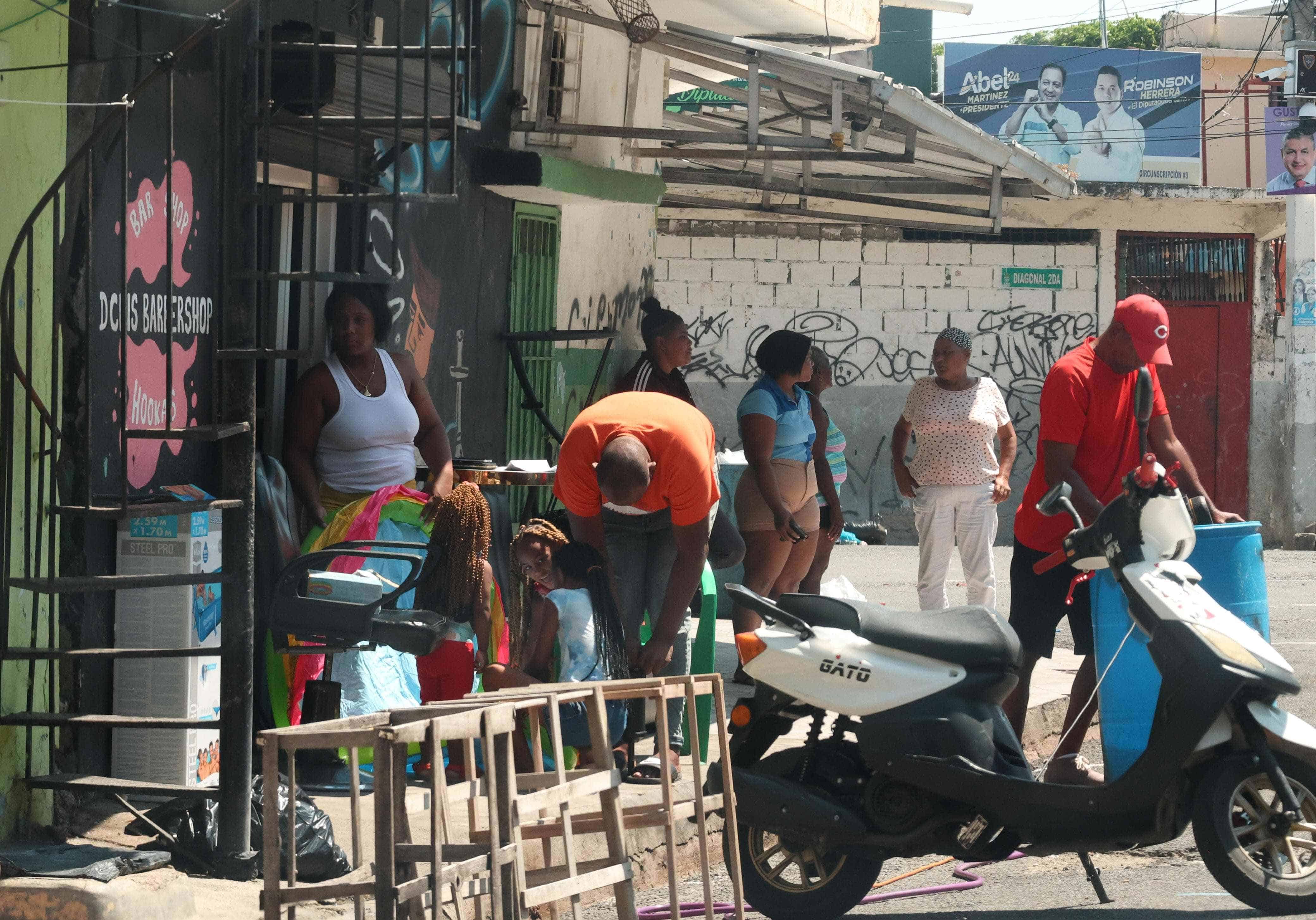 Los niños estaban impacientes esperando sus piscinas.